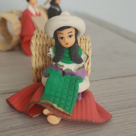 Charming Indigenous ArtesanalNapkin Holders Figurine Set with Woven Baskets. - Picture 4 of 12